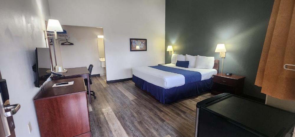 King Room - Non-Smoking interior